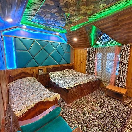 Exotic Young Shreen Houseboat Srinagar  Bagian luar foto