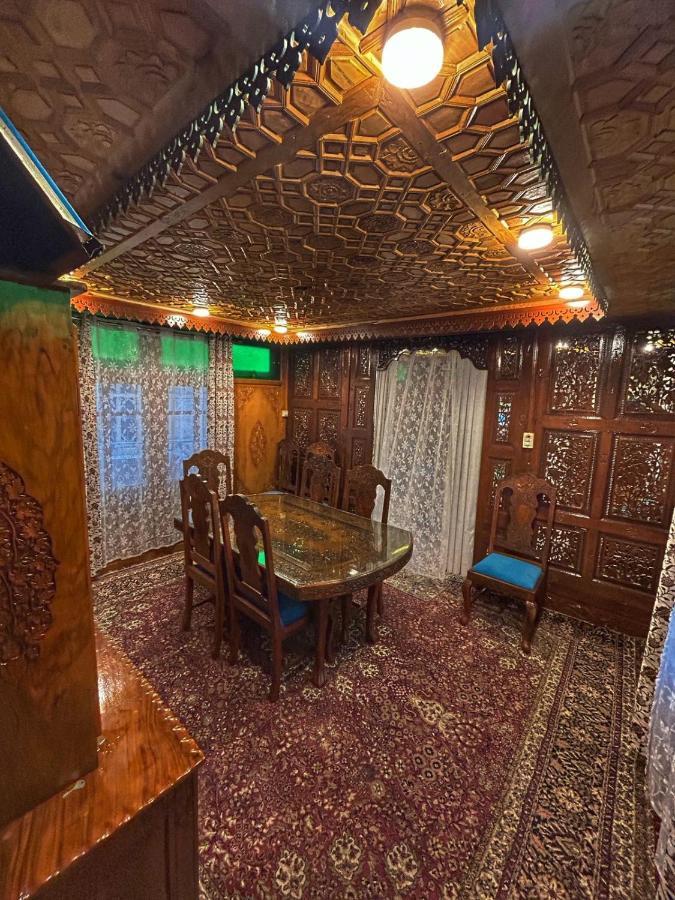 Exotic Young Shreen Houseboat Srinagar  Bagian luar foto