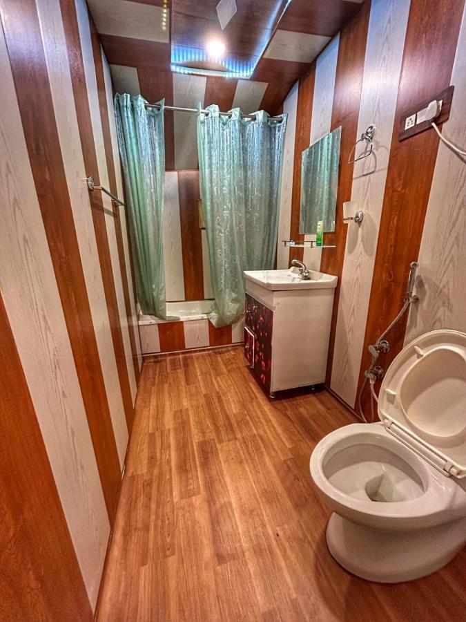 Exotic Young Shreen Houseboat Hotel Srinagar  Bagian luar foto