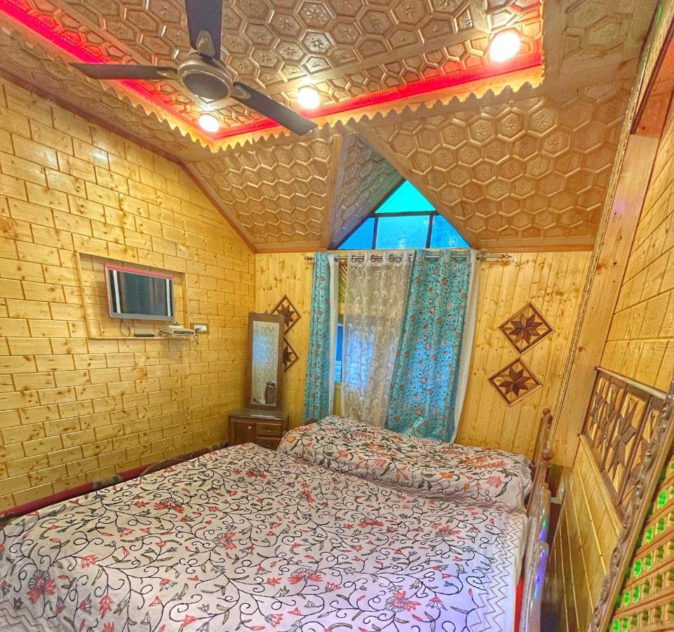 Exotic Young Shreen Houseboat Srinagar  Bagian luar foto