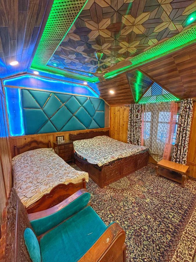 Exotic Young Shreen Houseboat Srinagar  Bagian luar foto