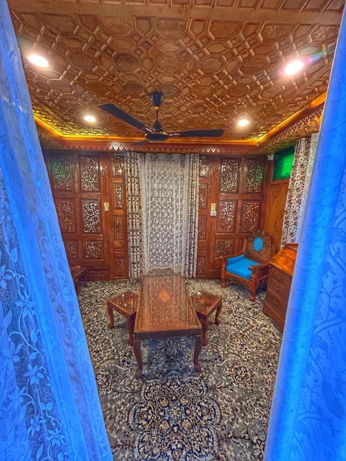 Exotic Young Shreen Houseboat Srinagar  Bagian luar foto