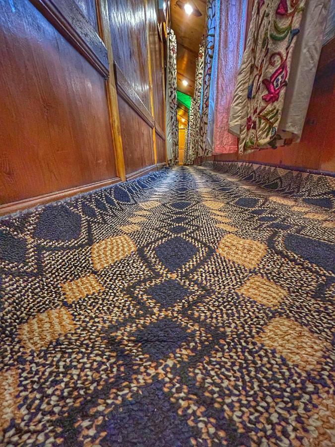 Exotic Young Shreen Houseboat Hotel Srinagar  Bagian luar foto