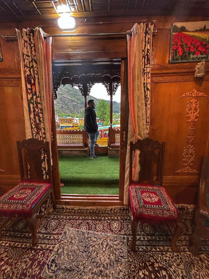 Exotic Young Shreen Houseboat Hotel Srinagar  Bagian luar foto