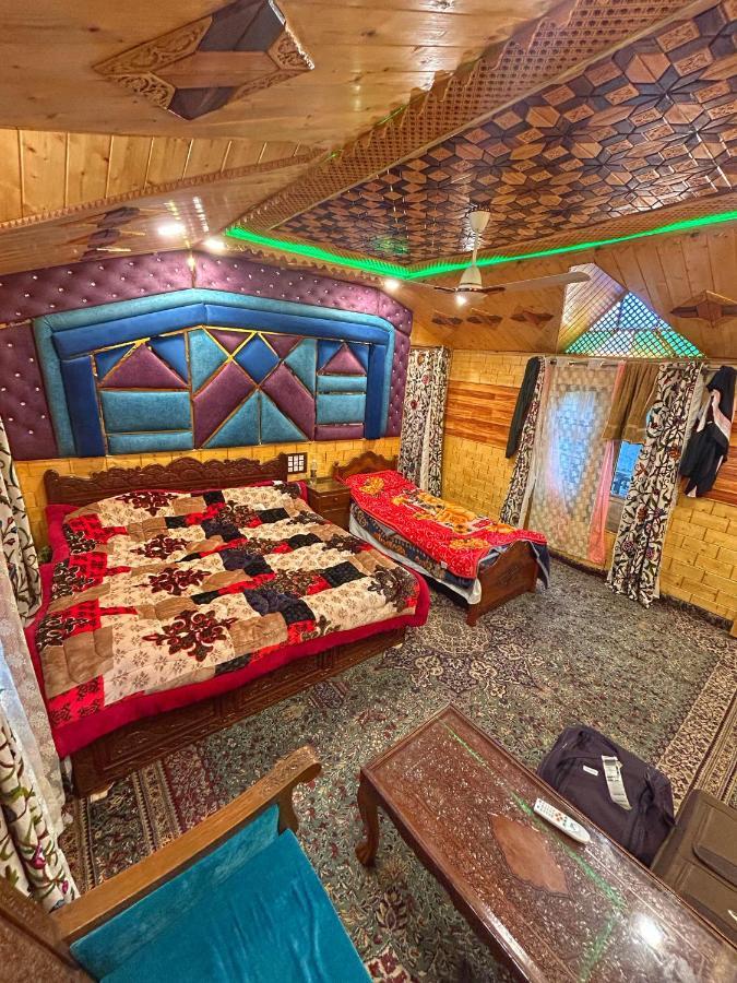 Exotic Young Shreen Houseboat Hotel Srinagar  Bagian luar foto